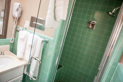 A bathroom at Motel Capri