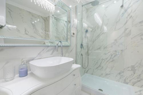 y baño blanco con lavabo y ducha. en Apartment Hannah, en Novigrad Istria