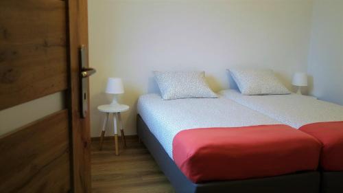 1 dormitorio con 2 camas individuales y mesa en Apartamenty siostra i siostra en Łaziska