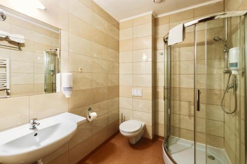 A bathroom at Hotel Piotr Spa&Wellness