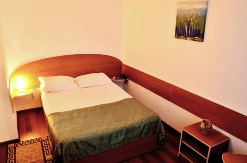 سرير أو أسرّة في غرفة في Hotel Amadeo