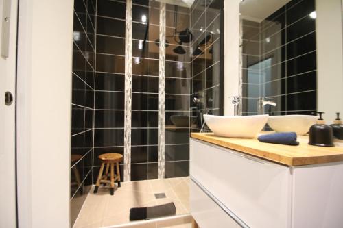une salle de bain avec deux lavabos et une douche dans l'établissement WAVEBNB All Confort, central, parking, à Nice