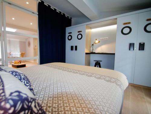 ニースにあるWAVEBNB All Confort, central, parkingの青い壁のベッドルーム1室(ベッド1台付)