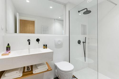 Un baño de Fos Villa, a Luxe House with Private Heated Pool