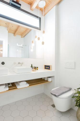 Un baño de Fos Villa, a Luxe House with Private Heated Pool