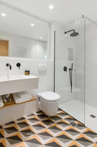 Un baño de Fos Villa, a Luxe House with Private Heated Pool