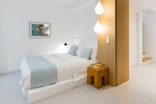 Una cama o camas en una habitación de Fos Villa, a Luxe House with Private Heated Pool