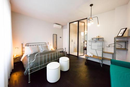 Un pat sau paturi într-o cameră la Loraia Design Rooms