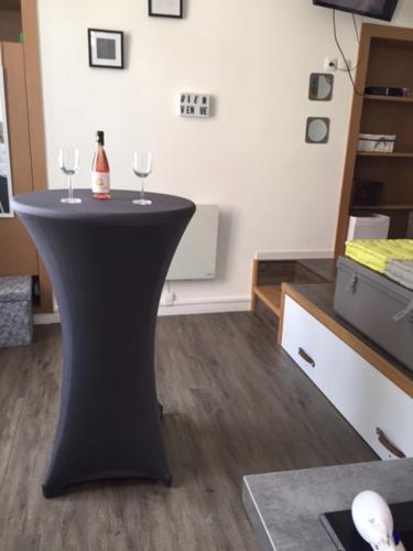 Czarny stół z dwoma kieliszkami wina w obiekcie LE CID w mieście Saumur