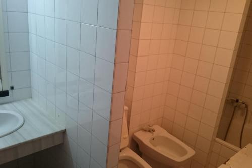 een badkamer met een toilet en een wastafel bij se alquila piso céntrico en Sanxenxo c/garaje in Sanxenxo