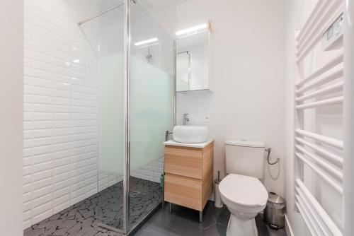 ボルドーにあるLe COSY - Rue Ausoneのバスルーム(トイレ、ガラス張りのシャワー付)