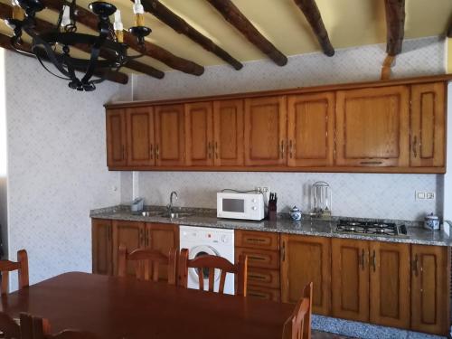 Kuchyň nebo kuchyňský kout v ubytování Alojamientos Rurales Las Eras