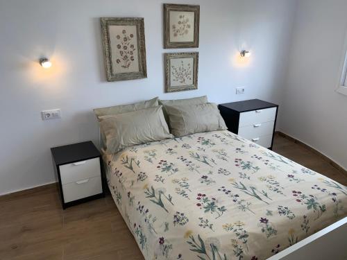 - une chambre avec un lit et 2 tables de chevet dans l'établissement Paseo Marítimo, Los Cristianos Over the sea FREE WIFI, à Arona