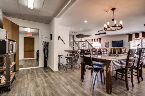 a dining room and kitchen with a table and chairs at Auberge motel drakkar in Shawinigan