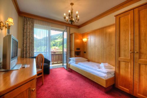 Postel nebo postele na pokoji v ubytování Hotel Alpina - Thermenhotels Gastein