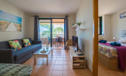 ein Wohnzimmer mit Sofa und Tisch in der Unterkunft Paraiso 1 Sea view - TENESOL RENTALS in Playa Paraiso
