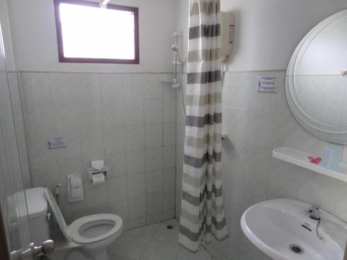 łazienka z toaletą i umywalką w obiekcie Sabai Resort w Aonang Beach