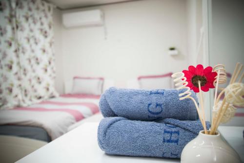 Postel nebo postele na pokoji v ubytování Jeong House
