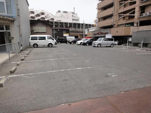 un parcheggio con un sacco di auto parcheggiate lì di Matsue Plaza Hotel Annex a Matsue