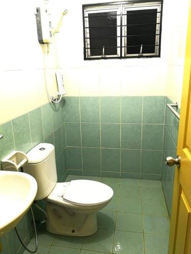 Bilik mandi di Izzanial Homestay