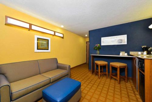 a living room with a couch and a bar at Microtel Inn & Suites by Wyndham New Braunfels I-35 in New Braunfels