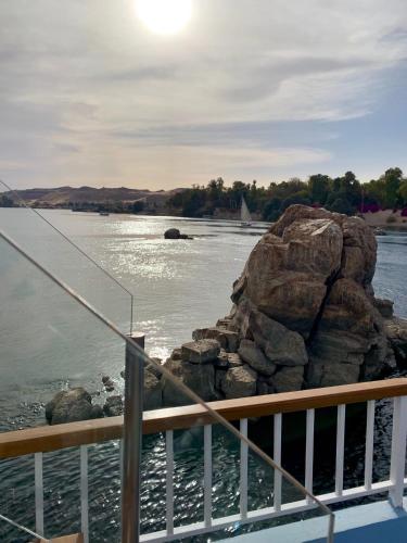 Un paisaje natural cerca del barco
