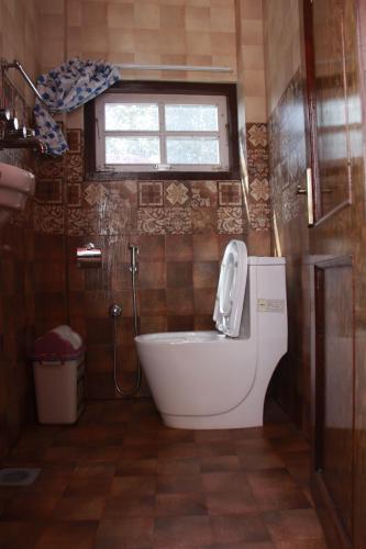 baño con bañera, aseo y ventana en Homestay Nepal, en Kirtipur