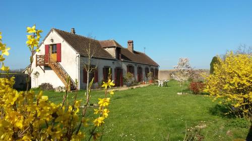 Taman di luar La Longère aux Volets Rouges, Meublé Tourisme 2 étoiles
