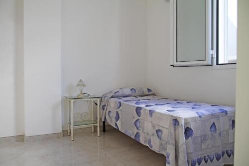 - une chambre avec un lit et une table dans l'établissement Grotta Verde, à Andrano