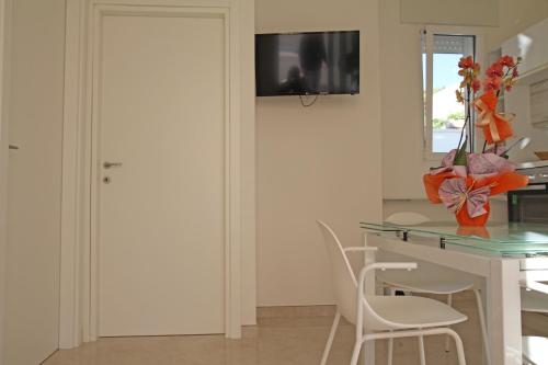 アンドラーノにあるGrotta Verdeのキッチン(テーブル、椅子、テレビ付)