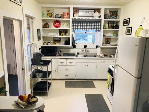 Η κουζίνα ή μικρή κουζίνα στο Historic House - Two units in one large home.