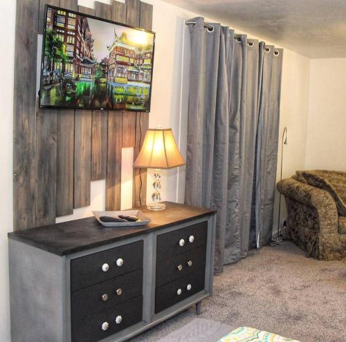 Μια τηλεόραση ή/και κέντρο ψυχαγωγίας στο Historic House - Two units in one large home.