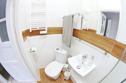 Un baño de Grey Rooms