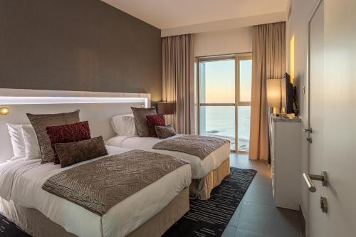 Posteľ alebo postele v izbe v ubytovaní Wyndham Dubai Marina