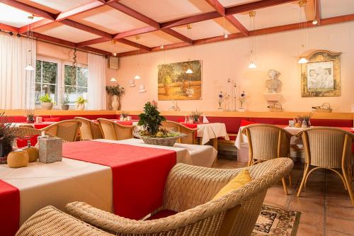 ein Restaurant mit Tischen und Stühlen in einem Zimmer in der Unterkunft Wohlfühlhotel Alpenrose in Bad Wörishofen