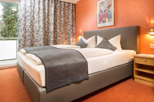 Säng eller sängar i ett rum på Wohlfühlhotel Alpenrose
