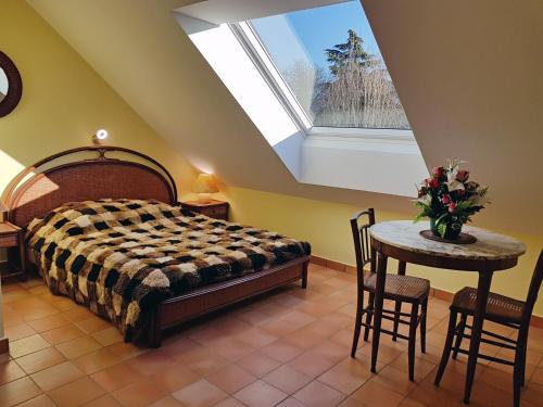 Säng eller sängar i ett rum på JO 2024 Villa avec piscine proche des épreuves de canoë et aviron, de Disneyland et de Paris