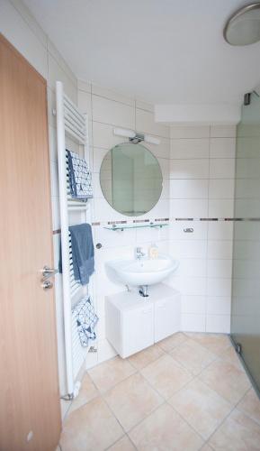 y baño con lavabo y espejo. en Ottilienhof, en Schwaigern