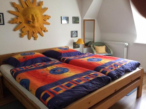 Кровать или кровати в номере Theodor Storm Unterkünfte 1