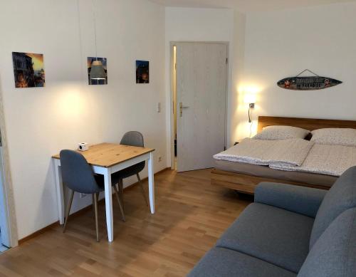 a small room with a table and a bed at Bed & Kitchen in Gießen