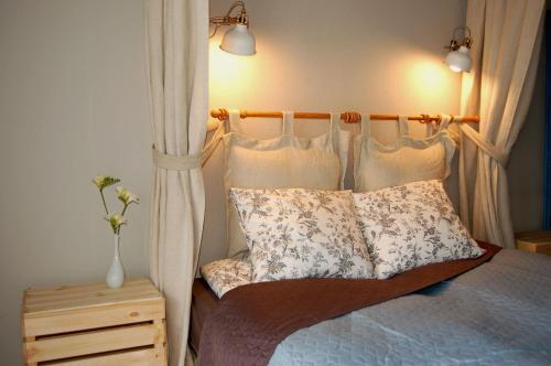 ein Schlafzimmer mit einem Bett mit zwei Kissen darauf in der Unterkunft Friedleina 7 Kamienica Prezydencka in Krakau
