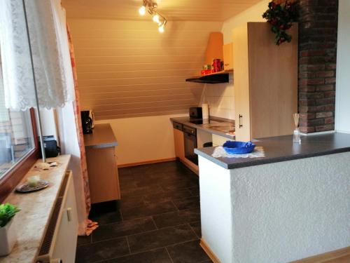 eine kleine Küche mit einer Theke und einer Arbeitsplatte in der Unterkunft Haus Weda in Krummhörn