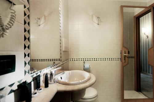 ein Bad mit einem Waschbecken und einem WC in der Unterkunft HS 311 in Rom