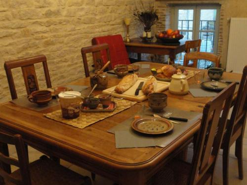 - une table en bois avec de la nourriture dans l'établissement Les chambres de Blanot, à Blanot