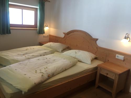 two twin beds in a bedroom with a window at Lafreiderhof in Castelrotto