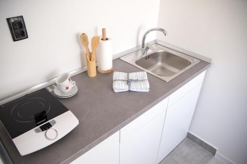 Kuchyň nebo kuchyňský kout v ubytování Sunrise Apartments
