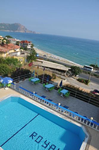 uitzicht op een zwembad en het strand bij Hotel Royal in Alanya