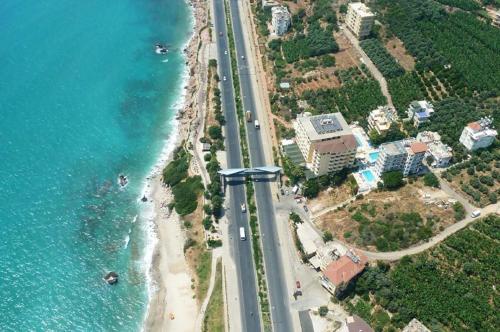 una vista aerea di una strada vicino a una spiaggia di Hotel Royal a Alanya