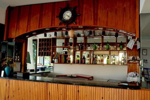 un bar con un reloj encima en Hotel Royal en Alanya