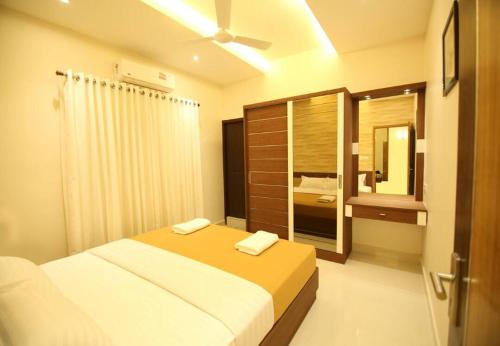 a bedroom with a bed and a large mirror at Casa Allay in Cochin